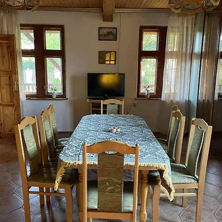 W Kotkowie Nad Jeziorem Gil *